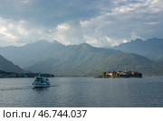 Остров Isola dei Pescatori и паром на озере Маджоре  (Maggiore ), Залив Борромео, Пьемонт, Италия (2018 год). Стоковое фото, фотограф Дымов Игорь / Фотобанк Лори