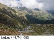 Вид на долину ( Барс) Bars с вершины водопада Каската-делле-Писсе (Cascata delle Pisse ), область Аланья-Вальсезия, Италия (2018 год). Стоковое фото, фотограф Дымов Игорь / Фотобанк Лори