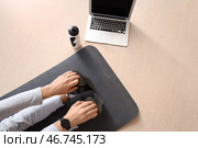 Спортивный молодой человек растягивается дома. Концепция онлайн-тренировок. Стоковое фото, фотограф Pixel_shot / Фотобанк Лори