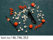 Попкорн, киношный щит и хэллоуинская декорация на зеленом гранжевом фоне. Стоковое фото, фотограф Pixel_shot / Фотобанк Лори