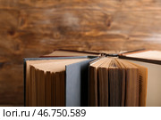 Открываются старые книги на деревянном фоне, крупным планом. Стоковое фото, фотограф Pixel_shot / Фотобанк Лори