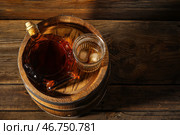 Дубовая бочка с бутылкой и стаканом холодного виски на деревянном фоне. Стоковое фото, фотограф Pixel_shot / Фотобанк Лори