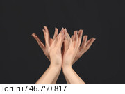 Стробоскопическое фото двигающихся женских рук на темном фоне. Стоковое фото, фотограф Pixel_shot / Фотобанк Лори