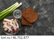Выпить холодной водки и перекусить закусками на грунтовом фоне. Стоковое фото, фотограф Pixel_shot / Фотобанк Лори