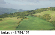 Tuscany panorama with farmland hill fields. Стоковое видео, видеограф Михаил Коханчиков / Фотобанк Лори