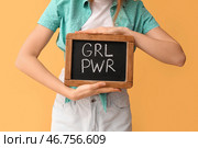 Женщина в стиле пин-ап держит меловую доску с надписью GIRL POWER на желтом фоне, крупным планом. Стоковое фото, фотограф Pixel_shot / Фотобанк Лори