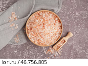 Деревянная чаша и черпак с гималайской розовой солью на темном столе. Стоковое фото, фотограф Pixel_shot / Фотобанк Лори