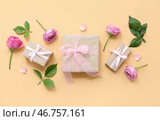 Элегантные обернутые подарочные коробки с розами на желтом фоне. Стоковое фото, фотограф Pixel_shot / Фотобанк Лори