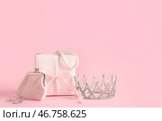 Стильные женские аксессуары с диадемой и подарочной коробкой на розовом фоне. Стоковое фото, фотограф Pixel_shot / Фотобанк Лори