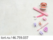 Детские зубные щетки с моделями зубов, челюстью и соской на белом фоне с эффектом потертости. Стоковое фото, фотограф Pixel_shot / Фотобанк Лори
