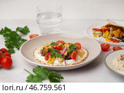 Тарелка вкусного питы с грильованными овощами на белом фоне. Стоковое фото, фотограф Pixel_shot / Фотобанк Лори