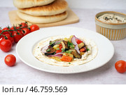 Тарелка вкусного питы с грильованными овощами на белом фоне. Стоковое фото, фотограф Pixel_shot / Фотобанк Лори