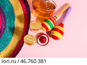 Бутылка текилы, шоты, лайм и ма. Стоковое фото, фотограф Pixel_shot / Фотобанк Лори
