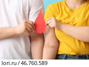 Доноры с медицинскими пластырями и бумажной каплей крови на голубом фоне. Стоковое фото, фотограф Pixel_shot / Фотобанк Лори