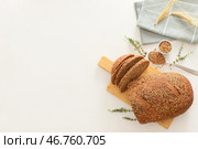 Деревянная доска с нарезанным батоном хлеба, колосьями пшеницы, зернами и тимьяном на белом фоне. Стоковое фото, фотограф Pixel_shot / Фотобанк Лори
