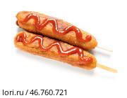 Вкусные корndogi с кетчупом на белом фоне. Стоковое фото, фотограф Pixel_shot / Фотобанк Лори