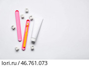 Зубная щётка в чехле с тюбиком зубной пасты и зубы на белом фоне. Стоковое фото, фотограф Pixel_shot / Фотобанк Лори