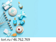 Ханука композиция с крутильными вертящимися, подарочными коробками, кипой и менорой на синем фоне. Стоковое фото, фотограф Pixel_shot / Фотобанк Лори