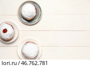 Вкусные пончики с вареньем для празднования Хануки на белом деревянном фоне. Стоковое фото, фотограф Pixel_shot / Фотобанк Лори