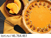Вкусный тыквенный тарт с миндалем и семечками на черном деревянном фоне. Стоковое фото, фотограф Pixel_shot / Фотобанк Лори