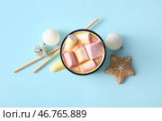 Кружка горячего какао с маршмеллоу и печеньем на голубом фоне. Стоковое фото, фотограф Pixel_shot / Фотобанк Лори