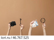 Женщины с аксессуарами детектива и уликами на коричневом фоне. Стоковое фото, фотограф Pixel_shot / Фотобанк Лори