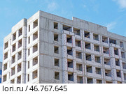 Фасад современного строящегося высотного здания. The facade of modern residential building under construction. Стоковое фото, фотограф Татьяна Д / Фотобанк Лори