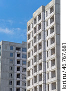 Фасад современного строящегося высотного здания. The facade of modern residential building under construction. Стоковое фото, фотограф Татьяна Д / Фотобанк Лори