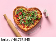 Поставьте вкусную пиццу в форме сердца и скатерть на розовом фоне. Стоковое фото, фотограф Pixel_shot / Фотобанк Лори