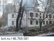 Снос старого пятиэтажного дома, программа реновации (2025 год) Стоковое фото, фотограф Терехова Марина / Фотобанк Лори