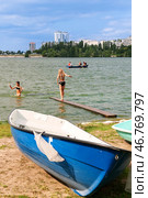Voronezh, Russia, 19 July 2024: Beach and boats for hire on the embankment of Dolphin Park on a summer's day in Voronezh (2019 год). Редакционное фото, фотограф Оксана Медведева / Фотобанк Лори