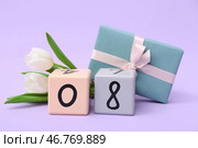 Кубический календарь с датой 08, красивыми белыми тюльпанами и подарочной коробкой на лиловом фоне. Международный женский день. Стоковое фото, фотограф Pixel_shot / Фотобанк Лори