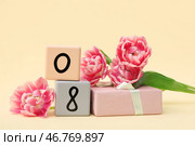Кубический календарь с датой 08, красивыми тюльпанами и подарочной коробкой на желтом фоне. Международный женский день. Стоковое фото, фотограф Pixel_shot / Фотобанк Лори