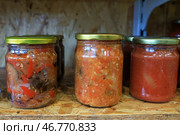 Стеклянные банки с консервированными продуктами на полке в кладовке. Стоковое фото, фотограф Наталья Шатохина/NEWS.ru / ТАСС / Фотобанк Лори
