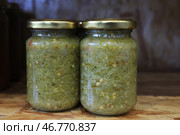 Стеклянные банки с консервированными продуктами на полке в кладовке. Стоковое фото, фотограф Наталья Шатохина/NEWS.ru / ТАСС / Фотобанк Лори