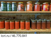 Стеклянные банки с консервированными продуктами на полках в кладовке. Стоковое фото, фотограф Наталья Шатохина/NEWS.ru / ТАСС / Фотобанк Лори