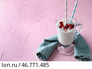 Вкусный овсяный смузи со свежей малиной в стеклянной чашке на цветном текстурированном фоне. Стоковое фото, фотограф Pixel_shot / Фотобанк Лори