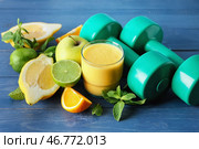 Стекло свежего вкусного smoothie с ингридиентами и гантелями на деревянном столе. Концепция диеты. Стоковое фото, фотограф Pixel_shot / Фотобанк Лори