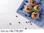 Вкусные черничные маффины на белом фоне деревянные. Стоковое фото, фотограф Pixel_shot / Фотобанк Лори