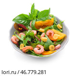 Вкусный салат с креветками и овощами в миске на белом фоне. Стоковое фото, фотограф Pixel_shot / Фотобанк Лори