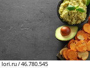 Чаша с вкусным гуакамоле и хлебными чипсами на сером текстурированном фоне. Стоковое фото, фотограф Pixel_shot / Фотобанк Лори