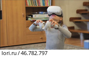 Young girl experiencing virtual reality with headset and motion controllers at home. Стоковое видео, видеограф Дмитрий Наумов / Фотобанк Лори
