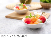 Тарелка с вкусным дынным десертом на деревянном столе. Стоковое фото, фотограф Pixel_shot / Фотобанк Лори