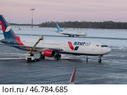 Подготовка пассажирских самолетов к полету в аэропорту (2024 год). Редакционное фото, фотограф Sergey Rusanov / Фотобанк Лори