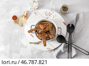 Горшок с вкусным запеченным артишоком на столе. Стоковое фото, фотограф Pixel_shot / Фотобанк Лори