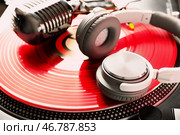 Наушники на современном DJ-микшере, крупным планом. Стоковое фото, фотограф Pixel_shot / Фотобанк Лори