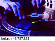 Женский DJ микширование музыки, крупным планом. Стоковое фото, фотограф Pixel_shot / Фотобанк Лори