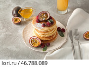 Вкусные блины с маракуйей и ягодами на сером столе. Стоковое фото, фотограф Pixel_shot / Фотобанк Лори