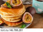 Вкусные блины с маракуйей на столе. Стоковое фото, фотограф Pixel_shot / Фотобанк Лори