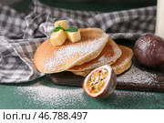 Вкусные блины с маракуйей и маслом на столе. Стоковое фото, фотограф Pixel_shot / Фотобанк Лори
